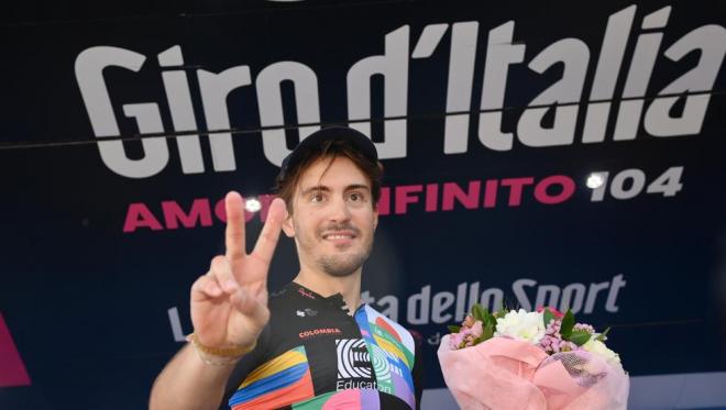 Bettiol celebra su triunfo de etapa en el Giro de Italia.