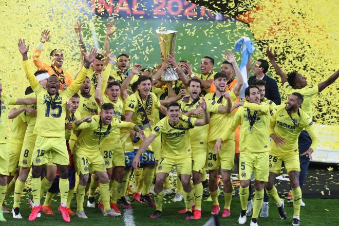El Villarreal, campeón de la Europa League. Así levantaron la copa al cielo (Foto: EFE).