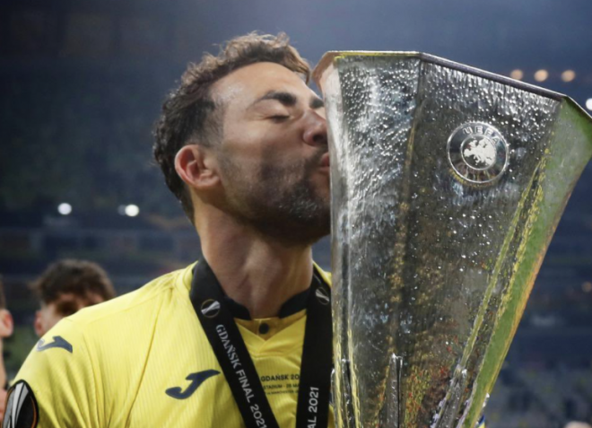 Vicente Iborra besa la Europa League ganado con el Villarreal.