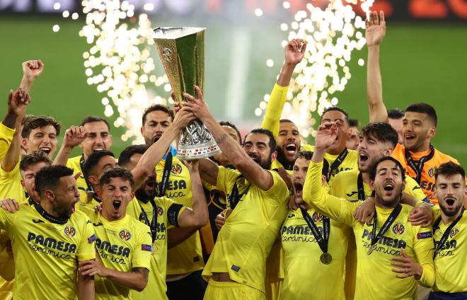 Mario y Albiol levantan la copa tras ganar la Europa League (FOTO: EFE).