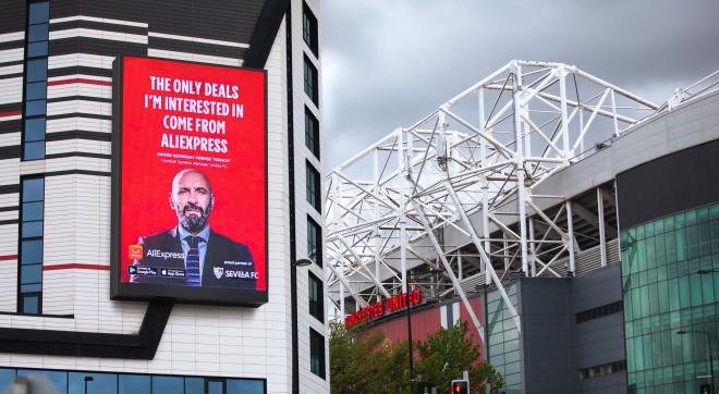Imagen de Monchi junto al estadio de Old Trafford de Manchester.