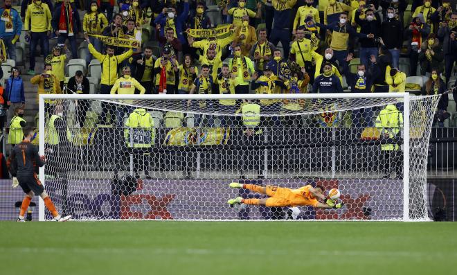 Rulli detiene el penalti que da el título al Villarreal Foto: EFE).