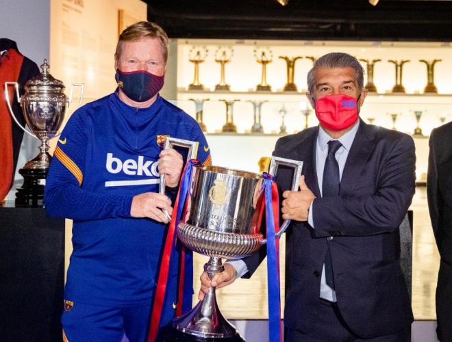 Koeman y Laporta posan con la Copa del Rey (Foto: FCB).
