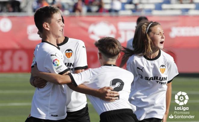 Los jugadores del Valencia CF celebran un gol en LaLiga Promises (Foto: LaLiga)