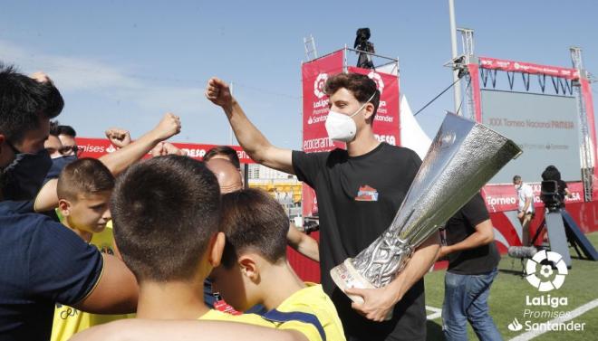 Pau Torres, con el trofeo de la Europa League en LaLiga Promises (Foto. LaLiga)