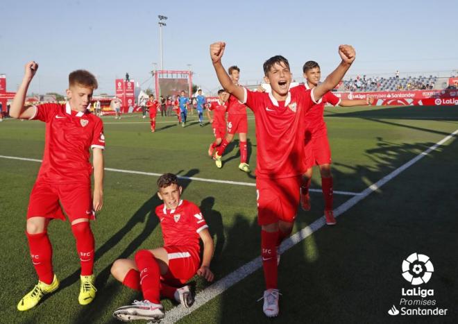 El Sevilla celebra su pase a las semifinales de LaLiga Promises (Foto: LaLiga).