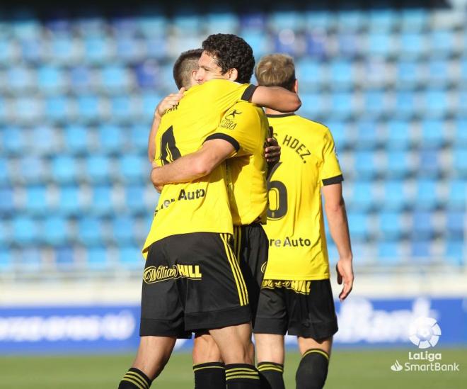 Blanco Leschuk recibe la felicitación de sus compañeros tras marcar al Tenerife (Foto: LaLiga).