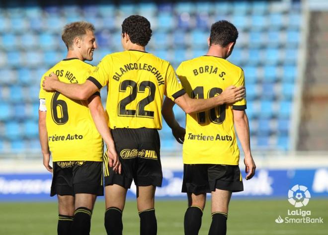 Blanco Leschuk recibe la felicitación de sus compañeros del Oviedo tras marcar al Tenerife (Foto: LaLiga).