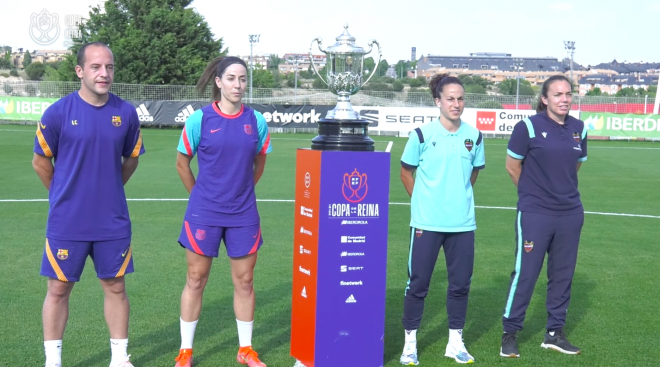 Las capitanas posan con la Copa