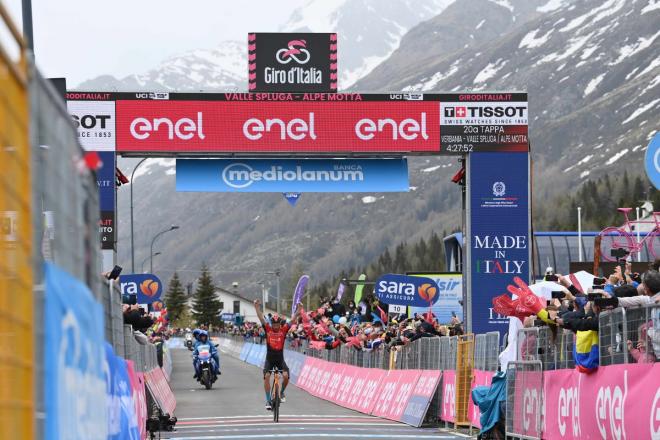 Caruso entra en meta (FOTO: @giroditalia).