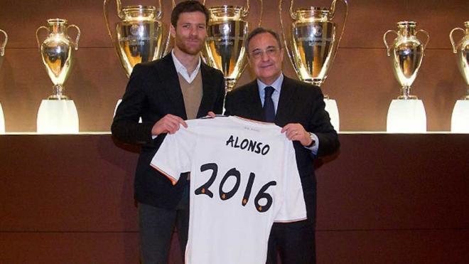 Xabi Alonso, fichaje pretendido por el Madrid, junto a Florentino Pérez, en una foto de archivo (Foto: Real Madrid).