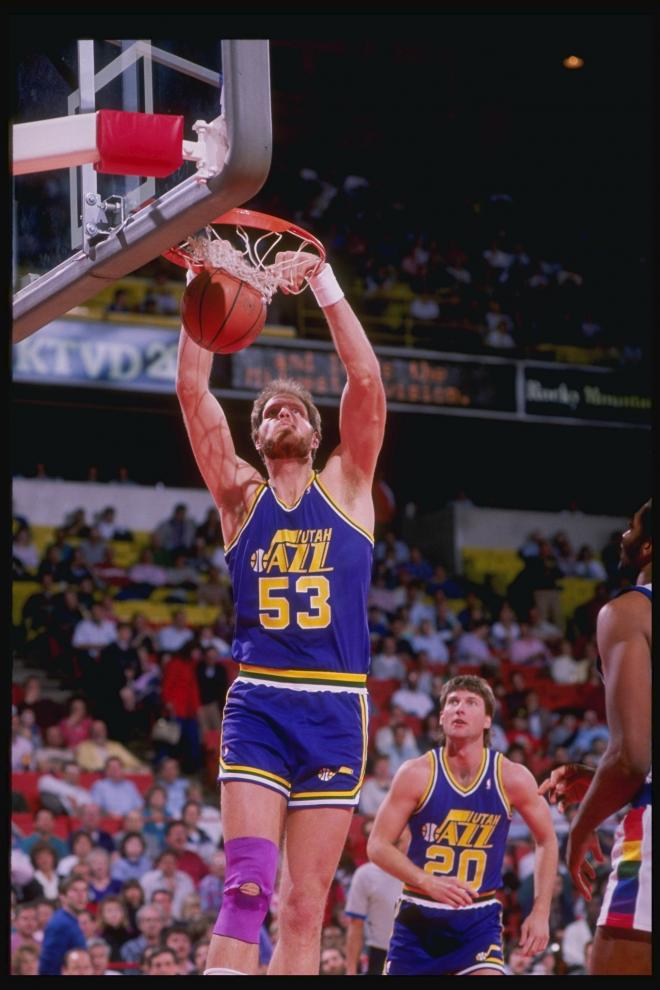 Mark Eaton anota un mate con los Utah Jazz.