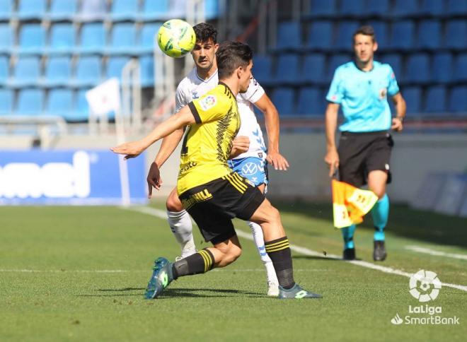 Juanjo Nieto pugna por hacerse con el esférico (Foto: LaLiga).