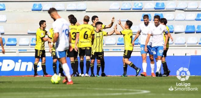 Los jugadores del Real Oviedo celebran el gol de Borja Sánchez (Foto: LaLiga).