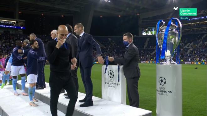 Pep Guardiola besa la medalla de subcampeón con el Manchester City.