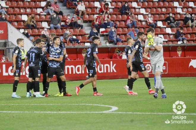 Diego Mariño se lamenta tras el gol de Aketxe en el Sporting-Almería (Foto: LaLiga).