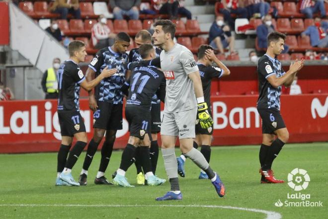 Diego Mariño se lamenta tras el gol de Aketxe en el Sporting-Almería (Foto: LaLiga).