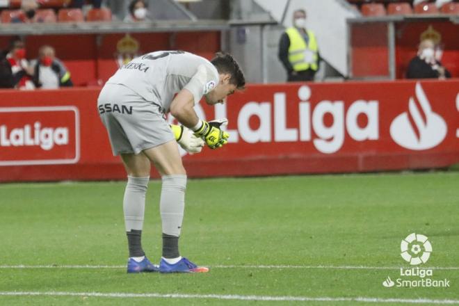 Diego Mariño llora tras su error en el Sporting-Almería (Foto: LaLiga).