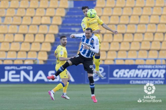 Raúl de Tomás salta a por un balón en el Alcorcón-Espanyol (Foto: LaLiga SmartBank).