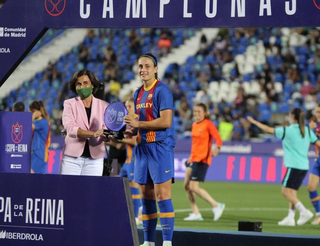 Alexia Putellas recibe el MVP de la final de la Copa de la Reina de manos de Ángeles Santamaría.