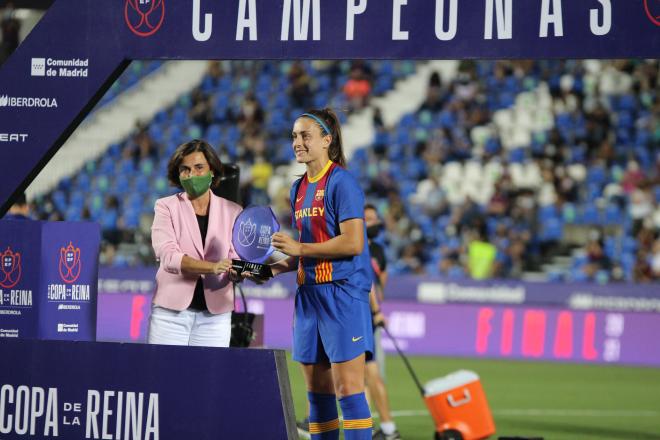 Alexia Putellas recibe el MVP de la final de la Copa de la Reina de manos de Ángeles Santamaría.