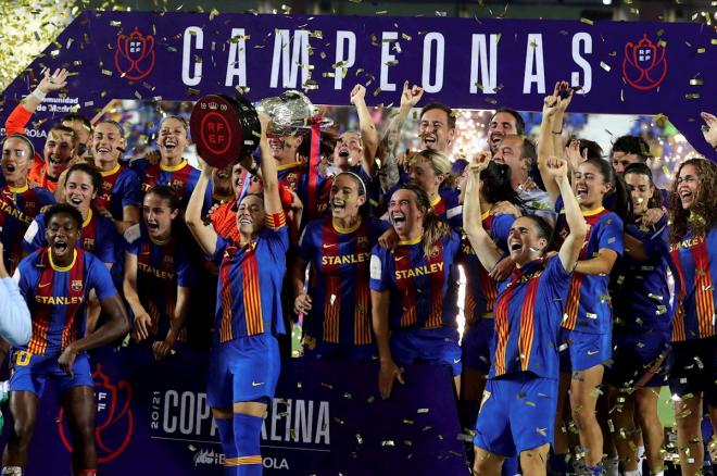 Las jugadoras del Barcelona levantan la Copa de la Reina (Foto: EFE).