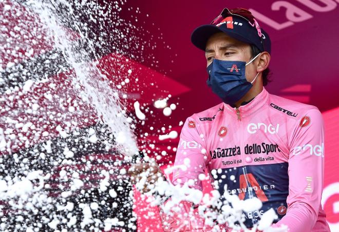 Egan Bernal celebra el Giro de Italia 2021 (FOTO: EFE).