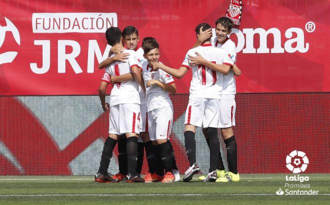 Los jugadores del Sevilla celebran un gol en LaLiga Promises (Foto: LaLiga)