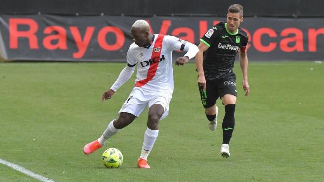 Advíncula toca el balón delante de Rubén Pérez.