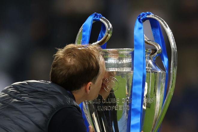 Tuchel besa la Champions League conquistada en 2021.