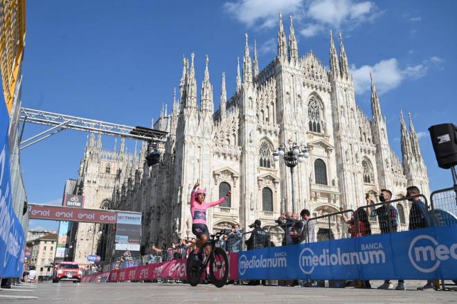 Victoria de Egan Bernal (FOTO: @giroditalia).