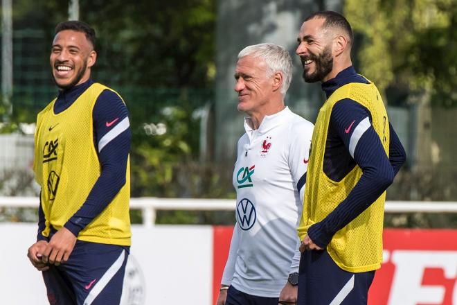 Didier Deschamps y Karim Benzema, en un entrenamiento de Francia (Foto: EFE).