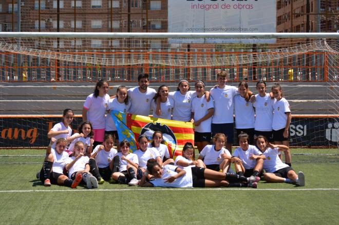 El VCF Femenino Infantil 'A' celebrando el ascenso. (Foto: Valencia CF)