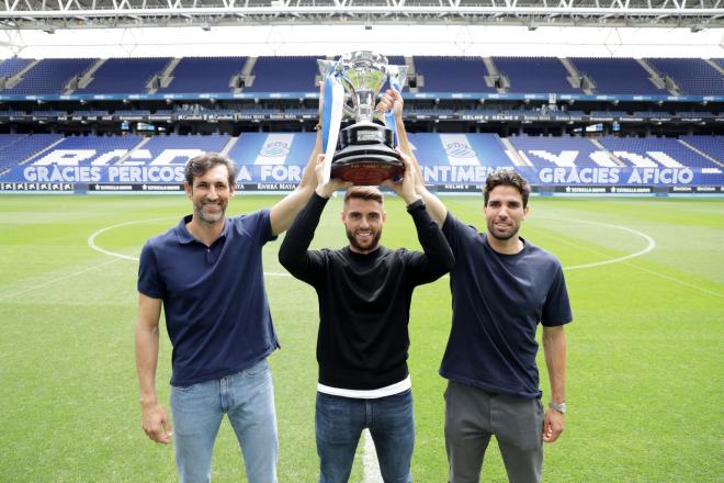 Los capitanes del Espanyol levantan el título de campeón (Foto: RCDE).