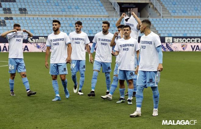 Los jugadores con la camiseta para Martín Aguilar (Fotos: Málaga CF).