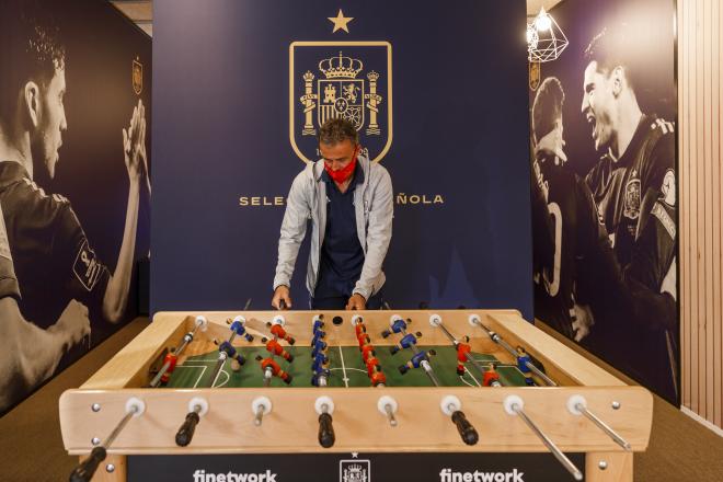 Luis Enrique jugando al futbolín en la sala de juegos de la selección española (Foto: RFEF).