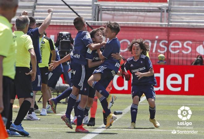Los jugadores del Alevín celebrando un gol (Foto: LaLiga).