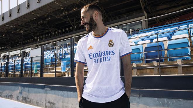Benzema, con la nueva camiseta del Real Madrid.