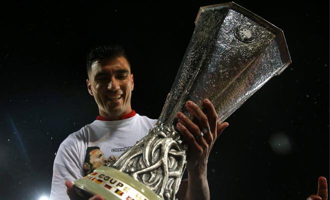 José Antonio Reyes, con el trofeo de la Europa League y una camiseta de Antonio Puerta.