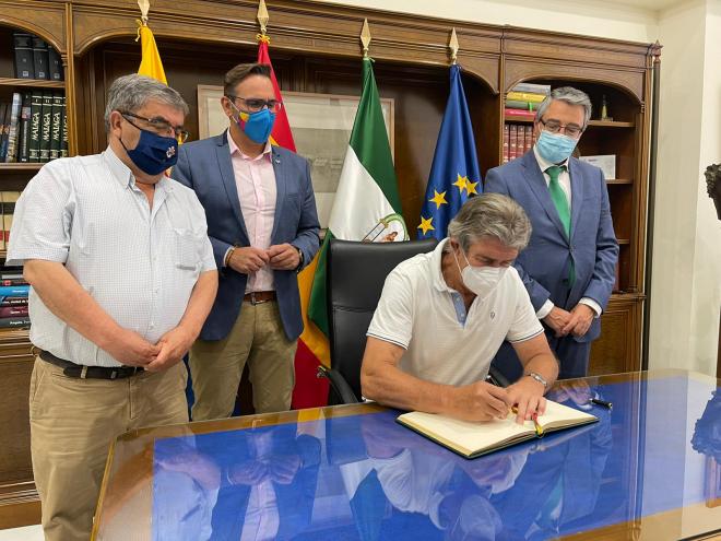Manuel Pellegrini firma el acuerdo para el I Campus a su nombre.