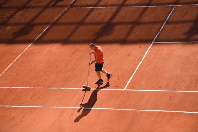 Un operario trabaja en las pistas de Roland Garros (Foto: RG).