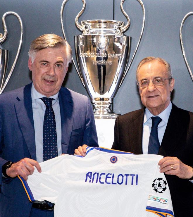 Carlo Ancelotti posa junto a Florentino Pérez en la presentación del técnico del Real Madrid.
