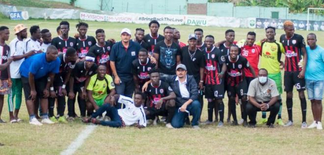 Aidoo y Yeboah (centro) durante sus vacaciones en Ghana (Foto: Inter Allies FC)