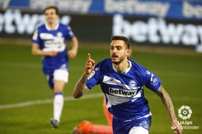 Joselu celebra un gol la pasada temporada. (Foto:Kiko Hurtado).