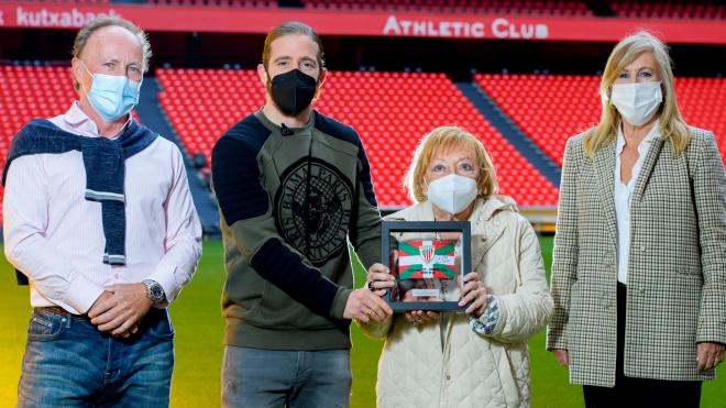 Iker Muniain ha entregado el brazalete de su partido 437 a los familiares del legendario 'Canito' (Foto: Athletic Club).