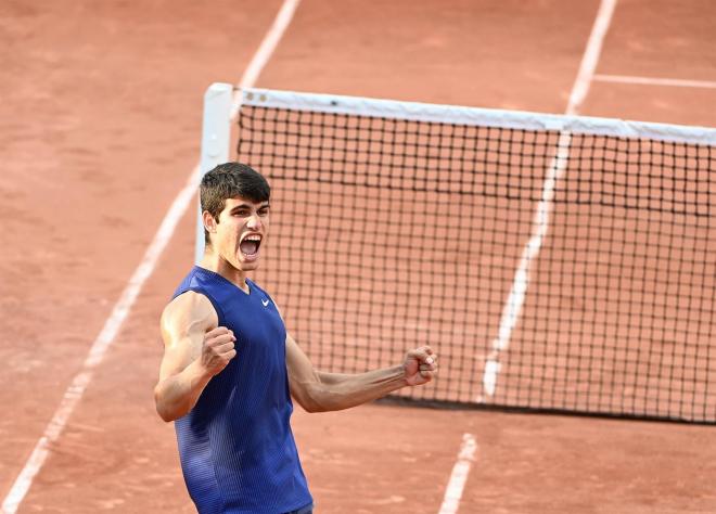 Alcaraz celebra su victoria en Roland Garros (FOTO: EFE).