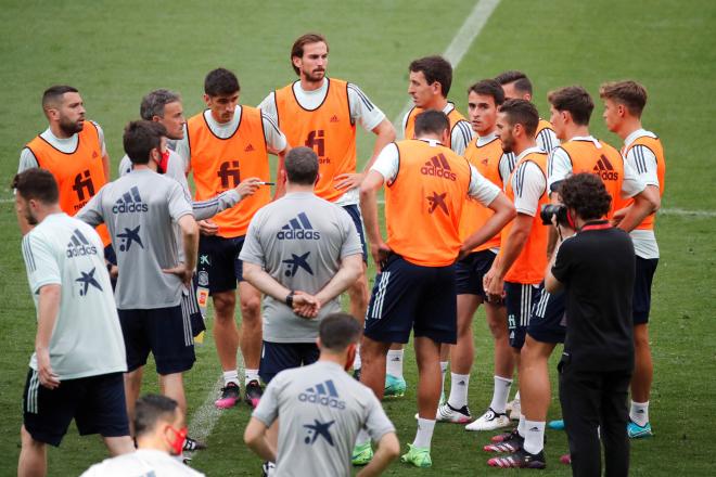 Luis Enrique dirige un entrenamiento de España en el Wanda Metropolitano (FOTO: EFE).