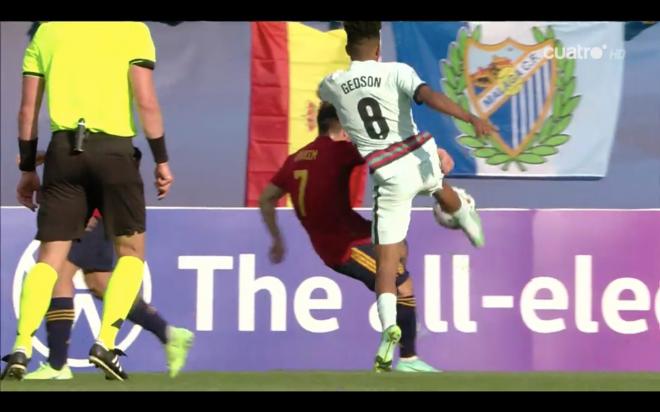 Bandera del Málaga en la semifinal del Europeo sub 21 entre España y Portugal