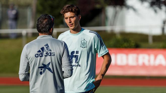 Pau Torres charla con Luis Enrique durante un entrenamiento de España (Foto: RFEF).