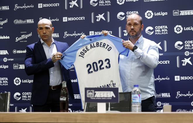 Manolo Gaspar y José Alberto, en la presentación del técnico (Foto: Málaga CF).